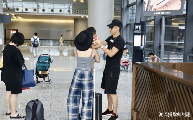 潮流搭配师甜甜 李小萌一家三口还挺幸福的，但当妈的李小萌，穿衣服一点不保守