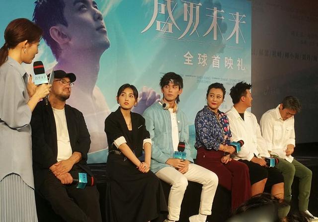 潮帮先生|郝蕾真自信，130斤穿花衬衫就算了，还配红裤子，坐C位气场倒挺强