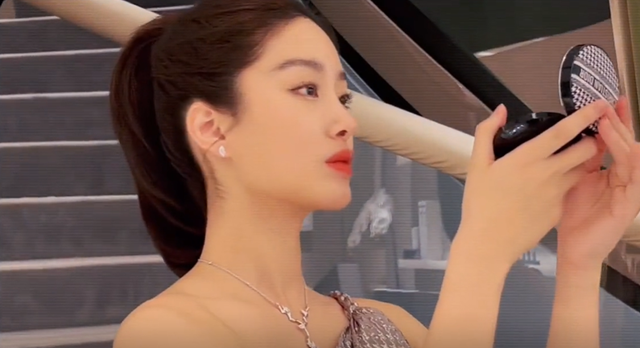 杨采钰|29岁杨采钰晒工作幕后照！穿吊带长裙秀美背，涂大红唇坐台阶拍照