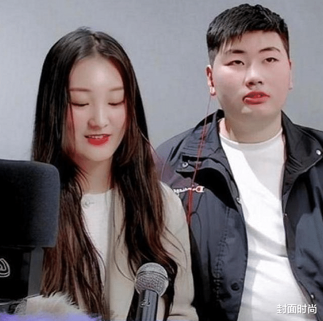 封面时尚 大衣哥儿媳挺有主播气质,穿秋衣看着时髦有型,但和老公不太亲近