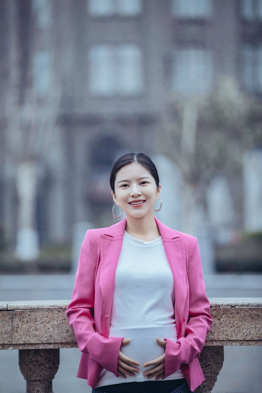 粉色|杜淳娶到小7岁妻子福气不浅，王灿穿粉毛衣跳舞，舞姿尴尬也吸睛