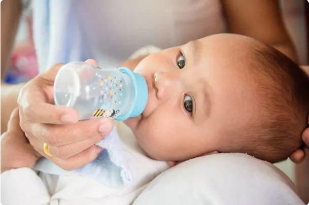 Ainee妈咪|宝宝用杯子喝水有讲究，不同月龄适用的杯子也不同，你选对了吗