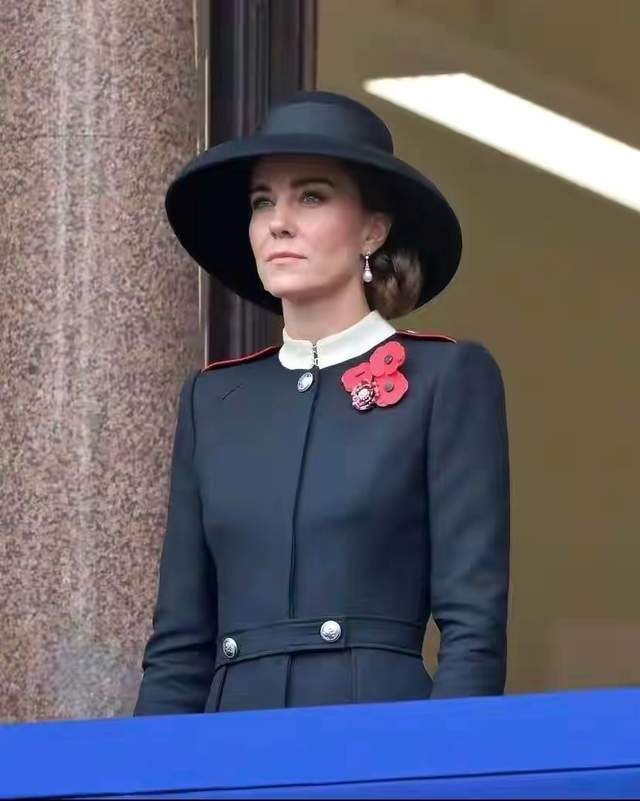 爱丽舍宫|英女王因背扭伤缺席活动，凯特妥妥站C位！网友：这才名正言顺
