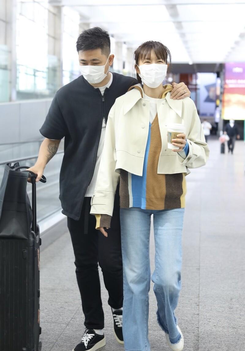 李艾|42岁李艾携老公走机场，“勾肩搭背”笑成眯眯眼，齐刘海更减龄