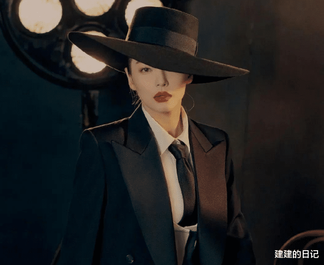 姚晨|再看2021年红毯翻车的15位女星，有人胸口套着“百叶窗”就出来了