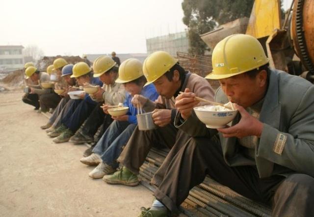 豫北老农民 新老两代农民工的区别：前者努力扎根城市，后者努力在农村盖房