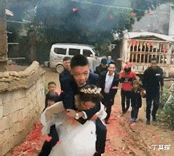丁其琛|神回复：为什么女厕所旁边还有一个女士专用厕所