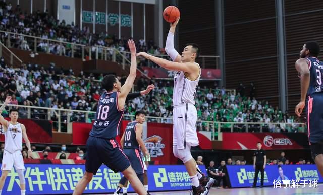 辽宁男篮|4分险胜！辽宁上演奇迹逆转，郭艾伦爆发，杨鸣被当众训斥太尴尬