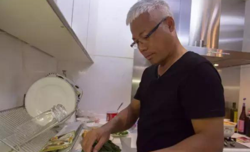 二氧化碳|巫启贤晒出自己的豪宅，两个女儿房间装修各异，有点太偏心了吧？