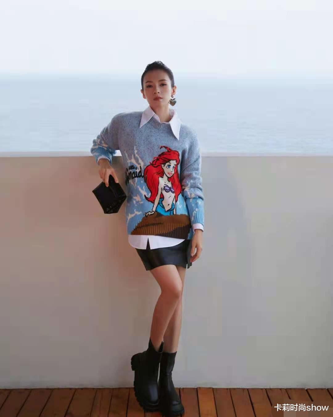 卡莉时尚show|章子怡也有可爱的一面，穿兔子毛衣好青春，气质温柔不见影后气场