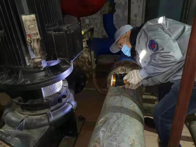 生活报 新春佳节,他们与设备为伴、与工具共舞