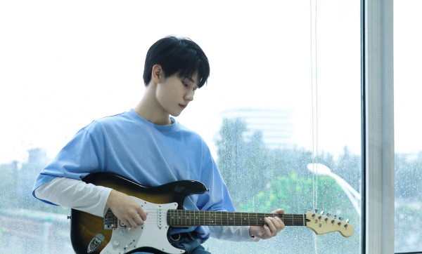 时代少年团|时代少年团晒自拍，张真源四连拍魅力十足，严浩翔对镜拍超帅气