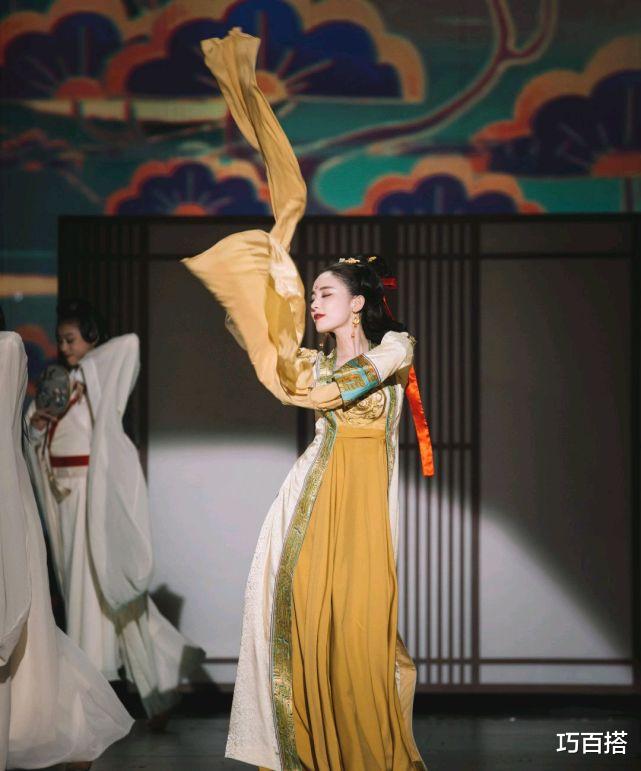 巧百搭|娜扎穿唐装跳舞太惊艳！“仙女”气质如影随形，一颦一笑韵味十足