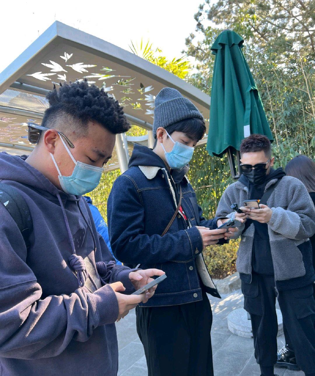 肖战|肖战一行三人出游，一路无人打扰！又在拍vlog？