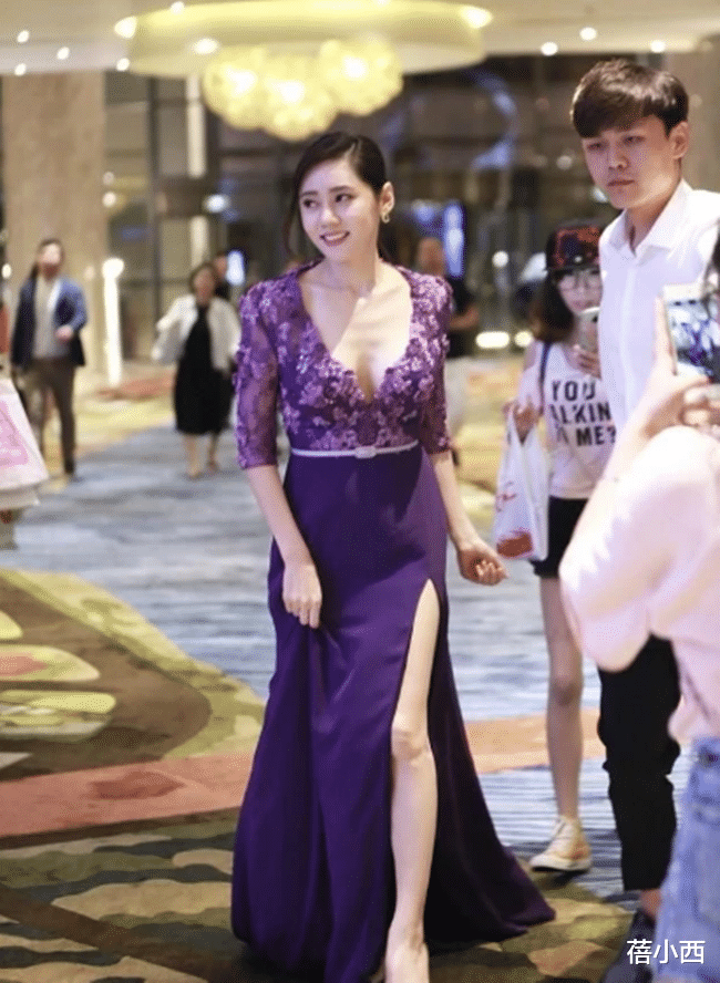 蓓小西|中国媳妇秋瓷炫尺度放开了，一袭紫色裙上深V下开叉，真不怕走光