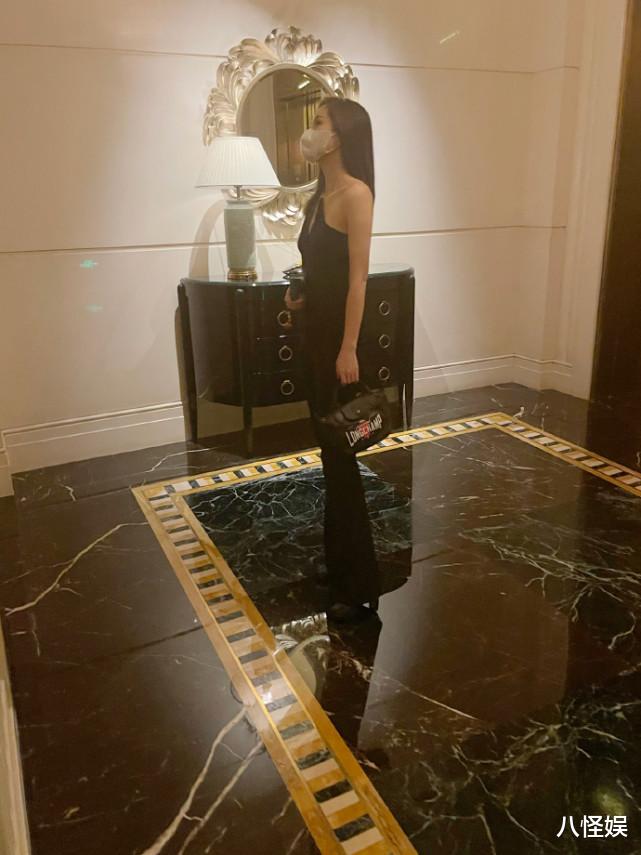 王子文|王子文下班被偶遇，长腿天鹅颈身材比例绝了，生图瘦成“纸片人”