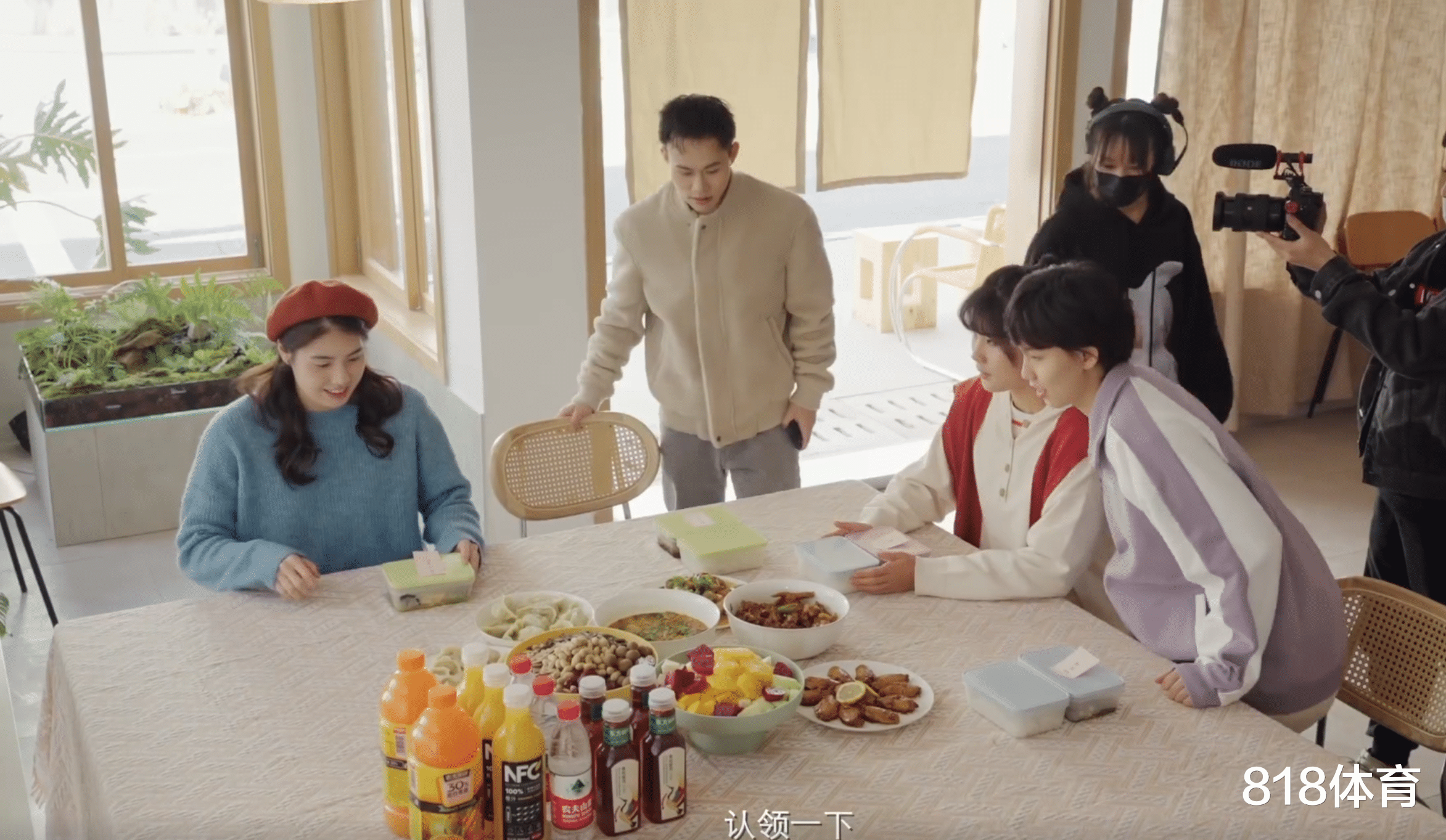 戴安娜王妃|家的味道! 张雨霏工作餐吃虾仁饺子似曾相识, 漂亮妈妈现身母女抱头痛哭