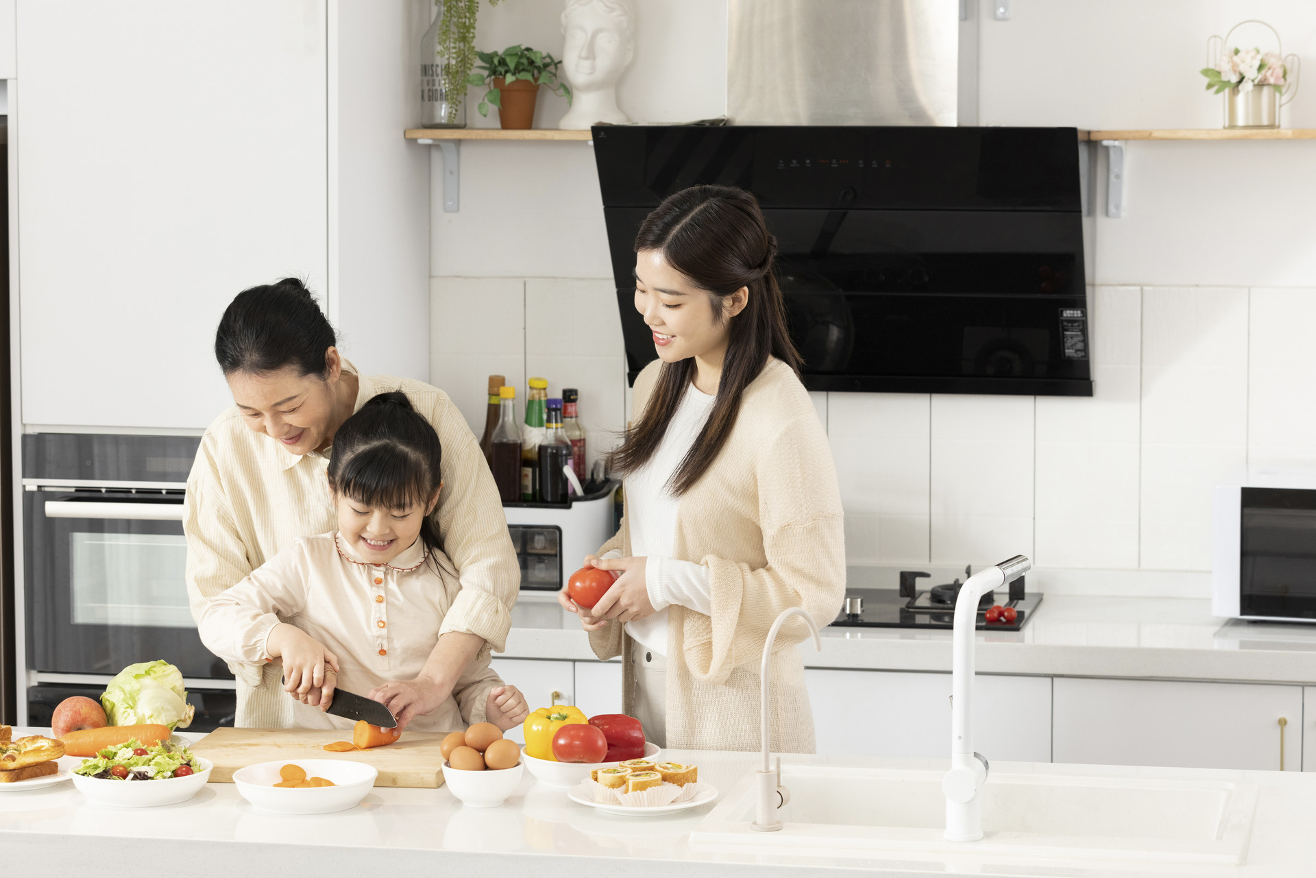 胡萝卜妈妈育儿说|为什么奶奶带娃不给钱，姥姥发工资，宝妈的回答让男人沉默