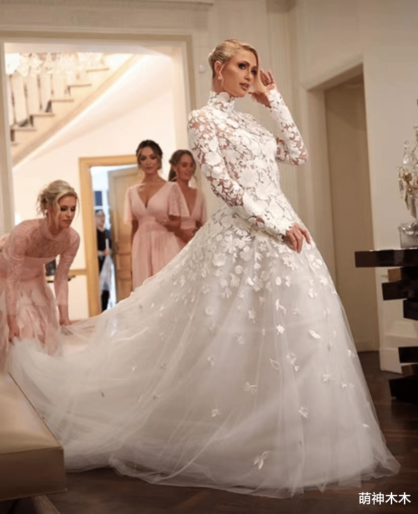 帕丽斯·希尔顿|名媛希尔顿婚礼现场曝光！新郎动情落泪，卡戴珊黑裙合影太抢镜