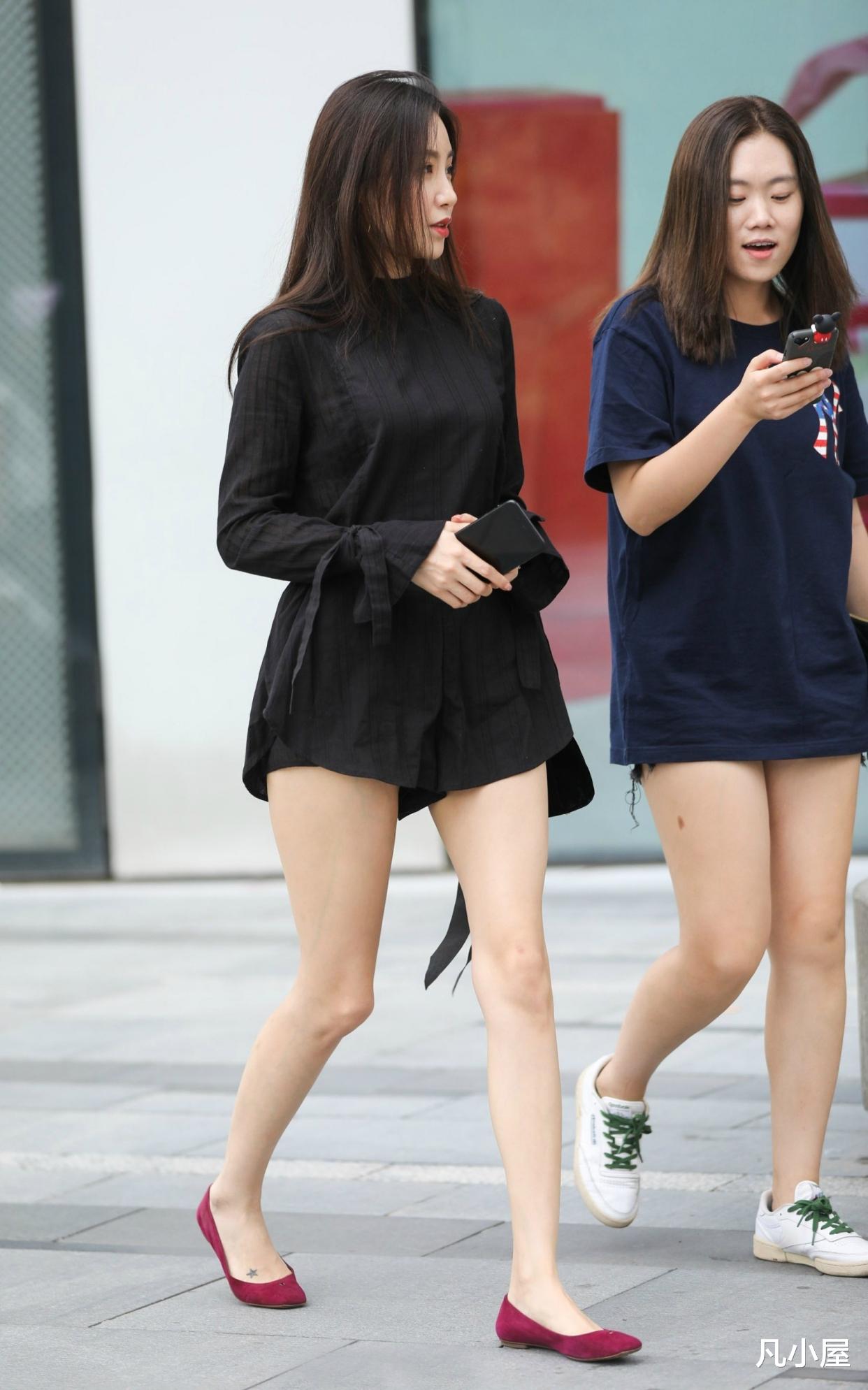 凡小屋|最近流行的一种穿搭法,玩下衣失踪让小姐姐美得惊艳