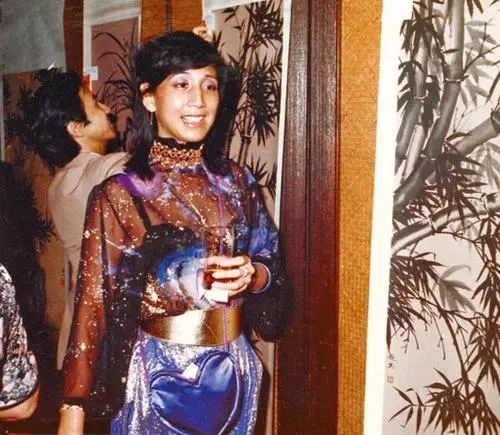 何超英|赌王最美千金：从接班人变疯癫，死后竟连一块墓碑都没有