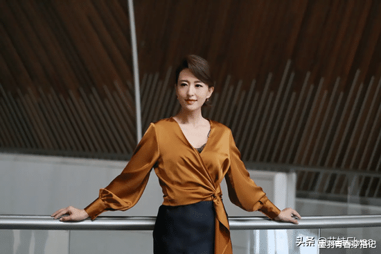 墨羽青春穿搭记|张蕾漂亮又有气质，缎面衬衣配绿长裤，手拿单反端庄大气有魅力