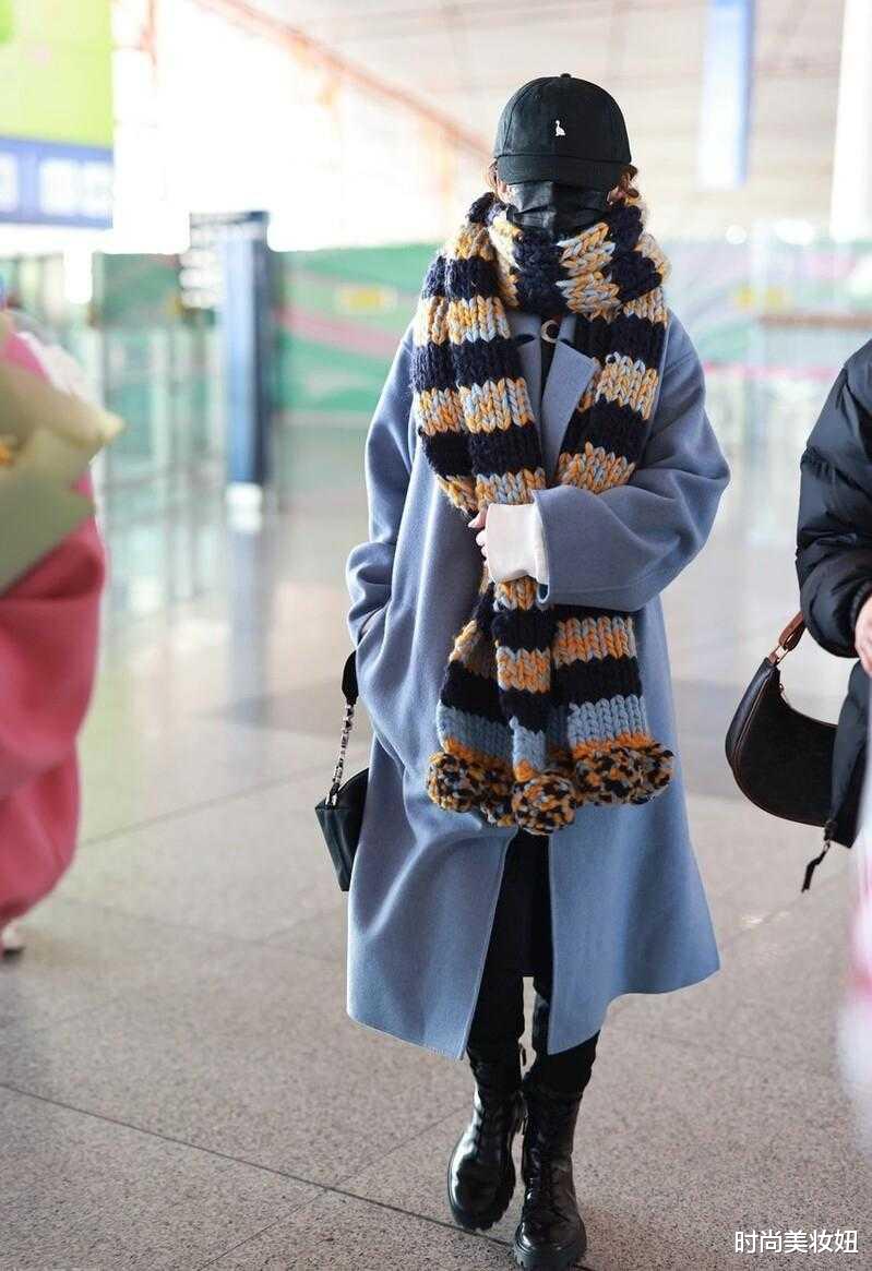李沁|“李沁”真有品味！穿蓝色大衣走机场，超大围巾氛围感十足