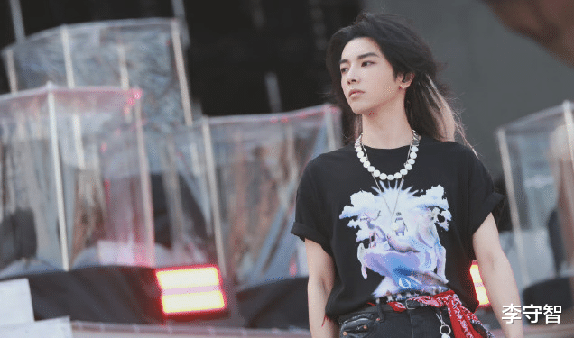 |快男扎堆去海南，张杰华晨宇开唱魏晨办婚礼刷存在，事业差距明显