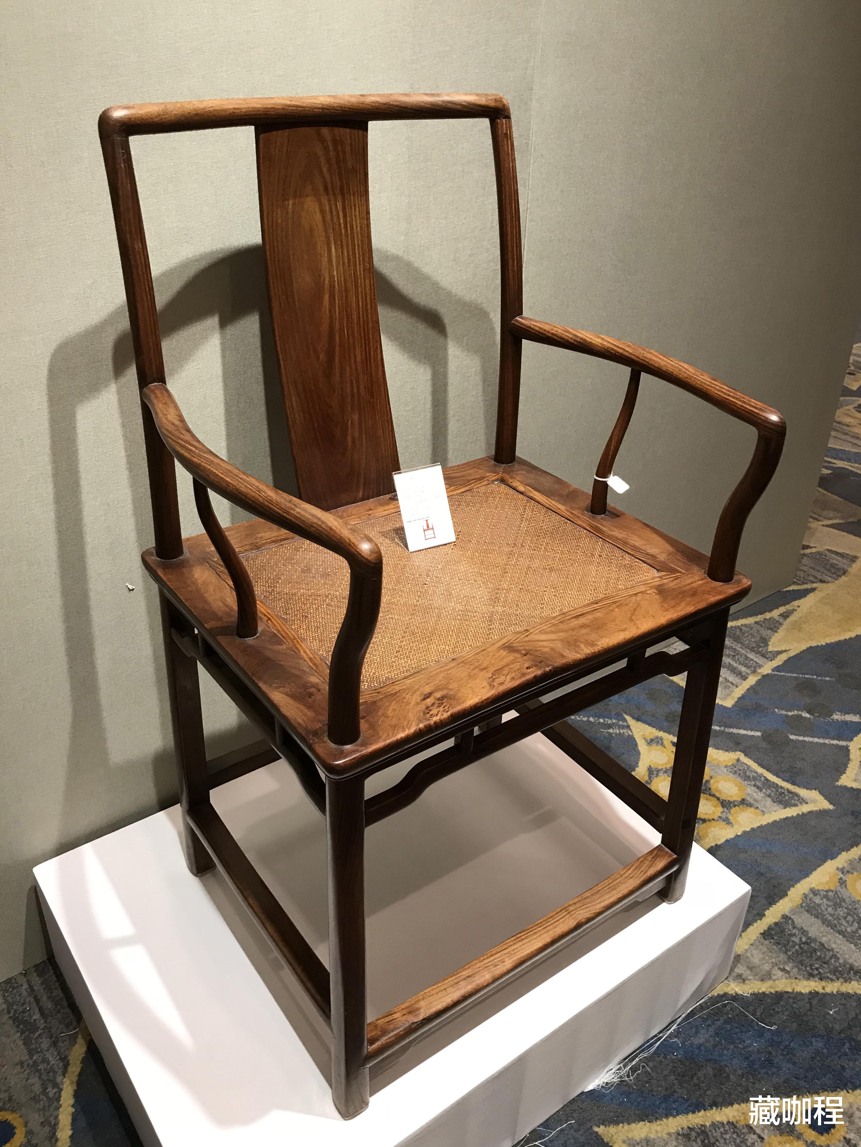 |棕眼粗大、纹理断续，清南官帽椅确为黄花梨