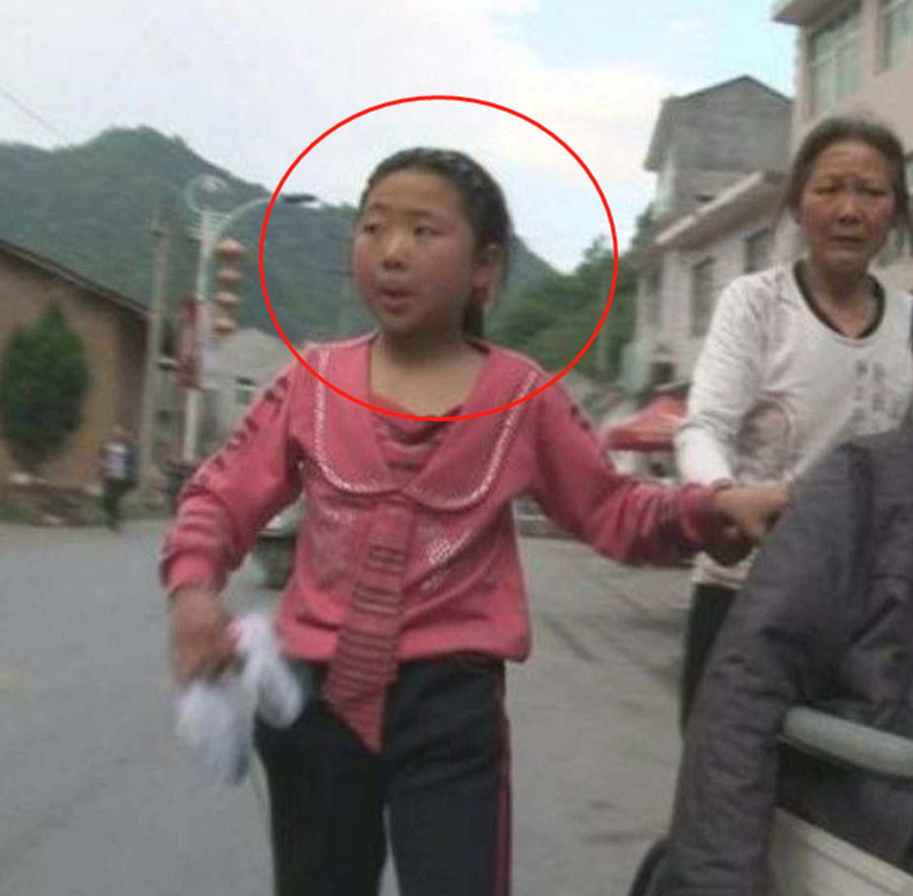 变形计|变形计：本是富人的游戏，农村娃却当了真，回村后让奶奶买沐浴露