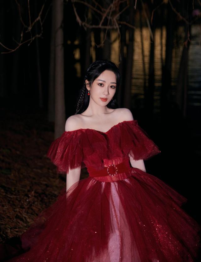 杨紫|杨紫成跨年晚会收视率顶流，穿抹胸纱裙扮在逃公主，被惊艳到了