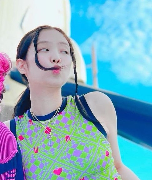 时尚课|Jennie火箭底下凹造型,穿炫彩棋盘格背心,时髦甜辣惹人爱