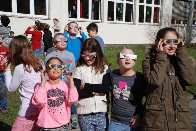 相机|手机不能拍摄演唱会激光,是真的咩?