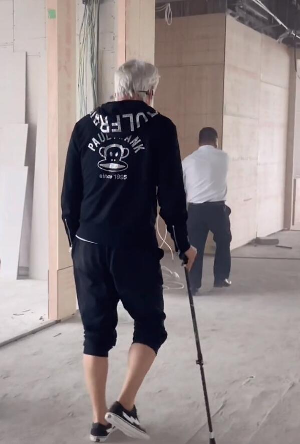 林瑞阳|61岁林瑞阳下楼梯需要人搀扶，全腿贴满膏药，一脸痛苦愁眉不展