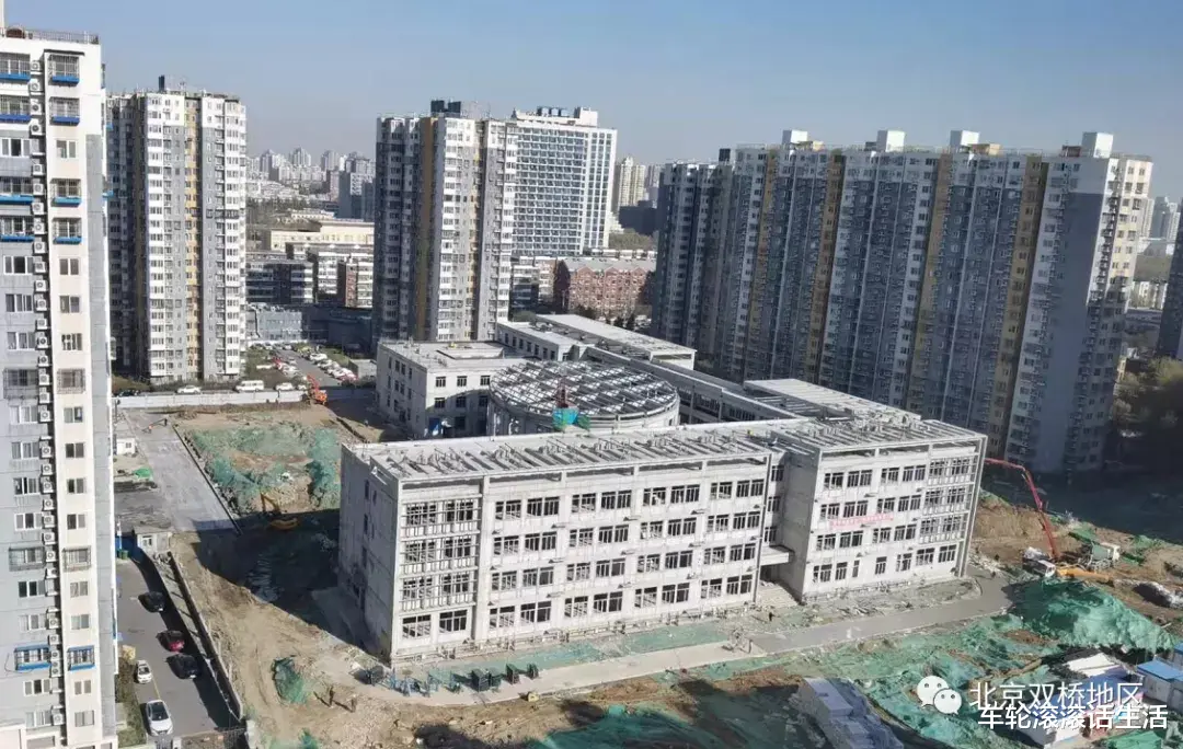 购房置业|第二个“清管”？双桥这个九年制学校开始喷涂外立面