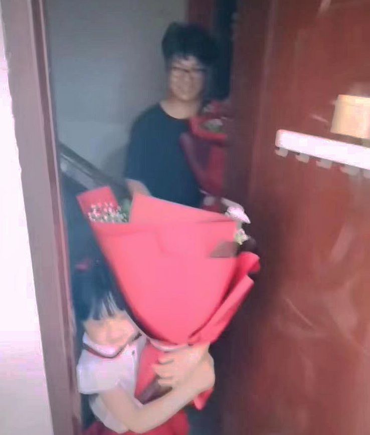 母亲节|郭威儿女在母亲节向田静送花,简陋房子里充满温馨,网友幽默提问