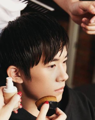 好物官|明星在路人镜头下的“尴尬”，没了精修，脸上涂了“两斤”粉？