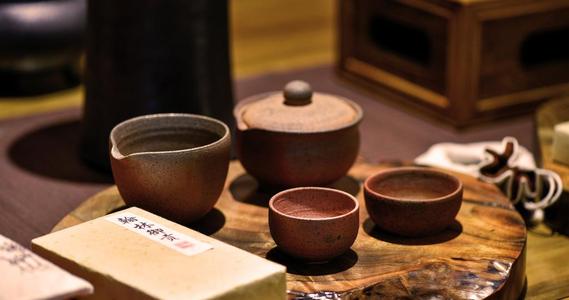 五行运势说 八字丙午日出生，临孤鸾煞，地支先合后冲，婚姻难平安的命