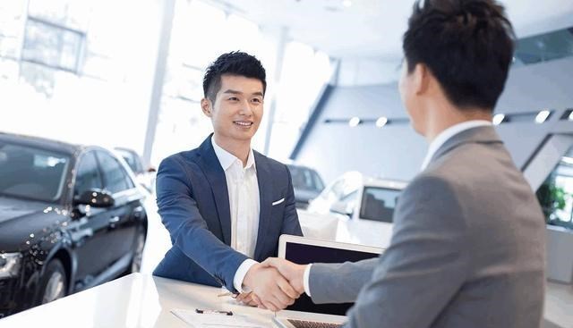 电视剧|卖一辆66万的奔驰，销售员可以拿多少钱？辞职员工告诉你