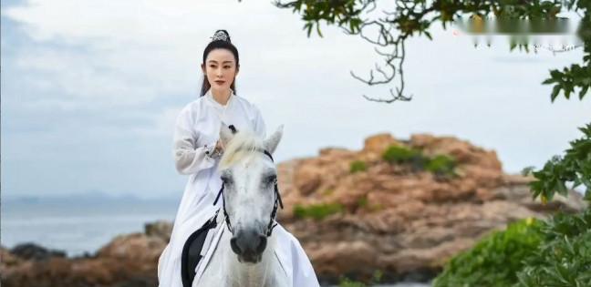 张敏|53岁张敏28年后重演赵敏经典回眸一望，完美复刻当年电影中的画面