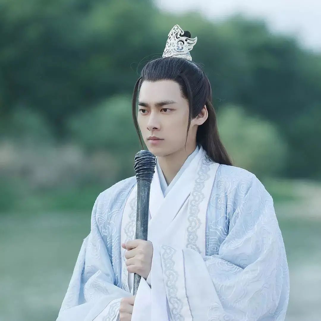 李易峰|终于！34岁李易峰牵手成功！网友：我先嗑为敬