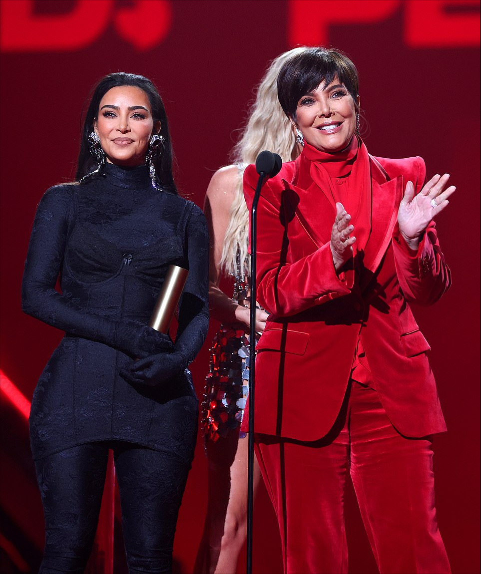 金·卡戴珊|卡戴珊母女闪耀颁奖礼！金姐一身黑色内衣外穿，三姐亮片裙抢风头