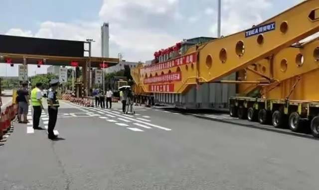 409吨巨无霸如何上高速?拆掉几个收费站就好了