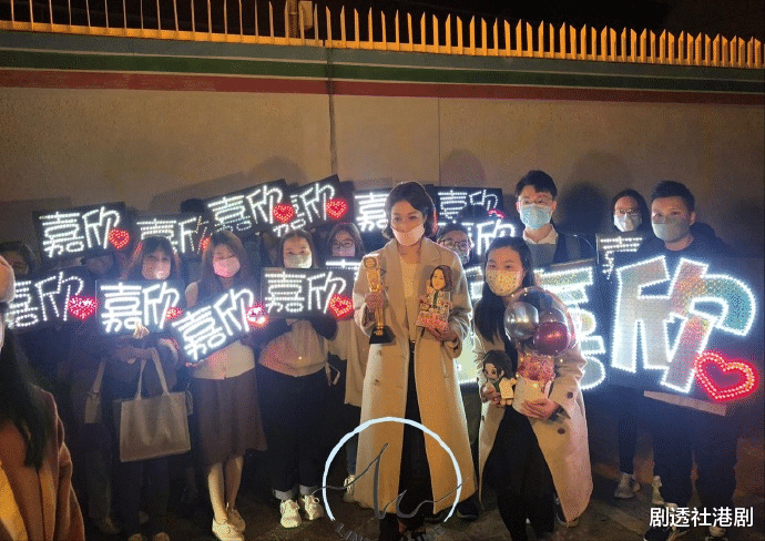 陈乔恩|离谱！钟嘉欣再次陪跑无缘TVB视后，网友闹爆：下次别忽悠她拍戏了