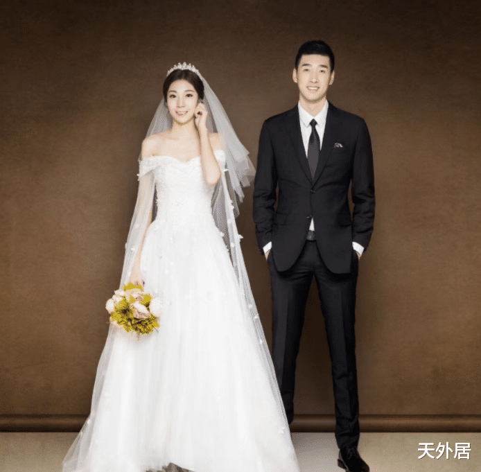 于鋆炜|刚夺冠就大婚！恭喜2位女排姑娘，男友单膝下跪，球迷喊：亲一个