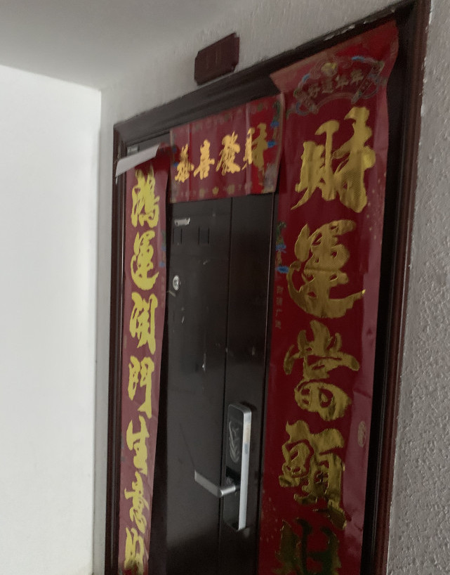 谋稻粱矣 三亚坠亡红衣女子最新进展：所住民宿为“黑旅店”，老板被拘留