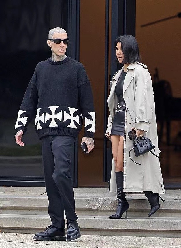 单依纯|42岁卡戴珊大姐素颜照真显老！裹迷你皮裙勒出大腿肉，秀性感失败