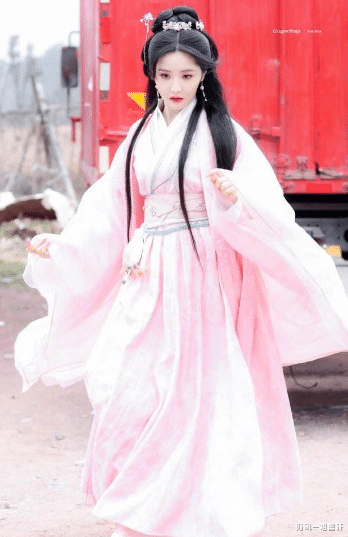 王艺瑾|王艺瑾新剧《开局一座山》开机