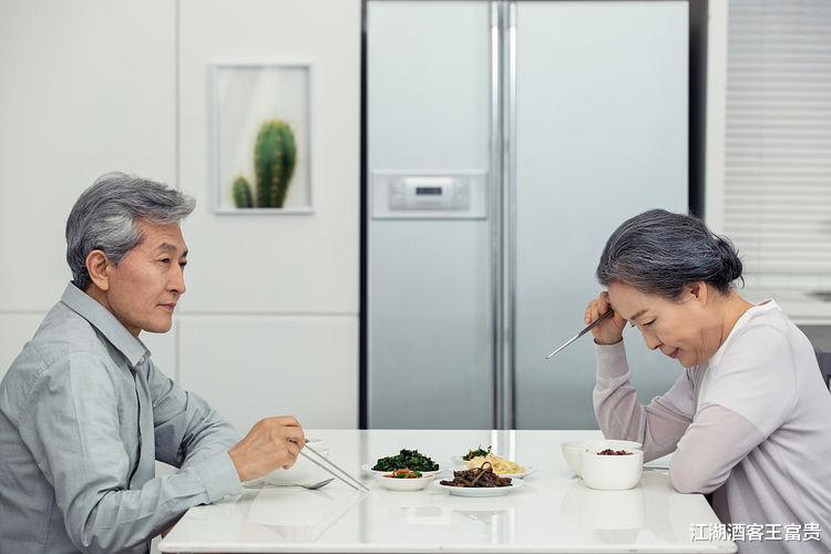 江湖酒客王富贵|当年老伴儿狠心离婚，现在又求我复婚，儿子的一句话让我犹豫不决