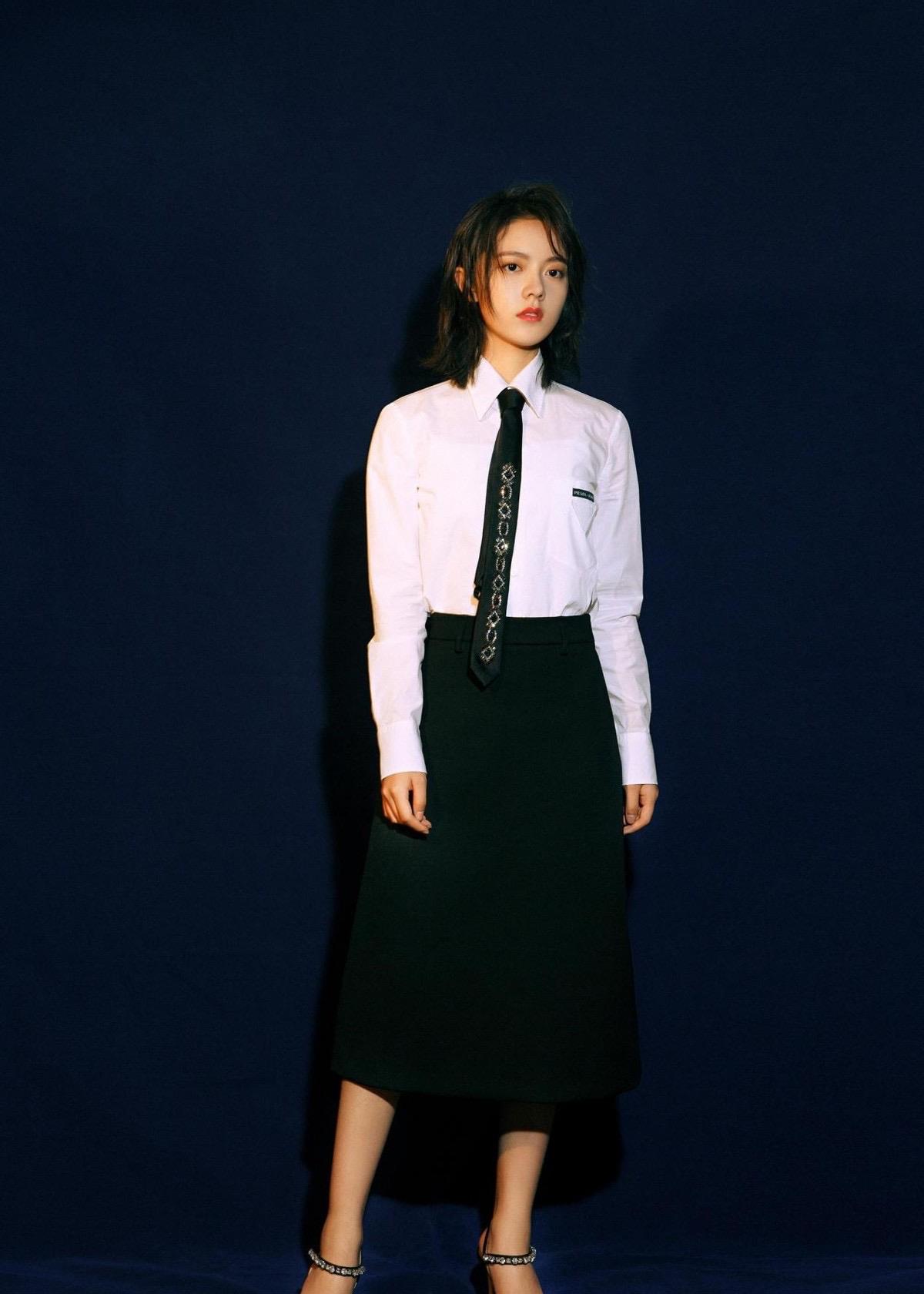 长脖子爸比说|白衬衫搭配破洞裤,赵今麦美貌如花,粉丝:好像跟她谈恋爱!